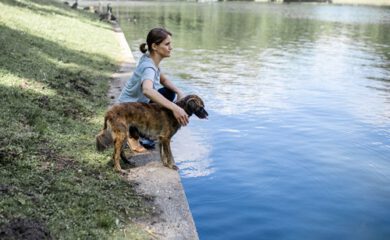 Jana Hartmann mit Hündin Luzy am See