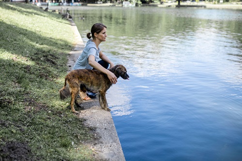 Jana Hartmann mit Hündin Luzy am See